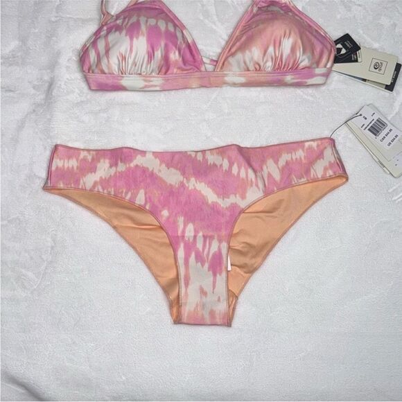 RIP CURL CLASSIC SURF ECO CROSSBACK TRI BIKINI TOP & CHEEKY BIKINI BOTTOM
Medium - Picture 8 of 10